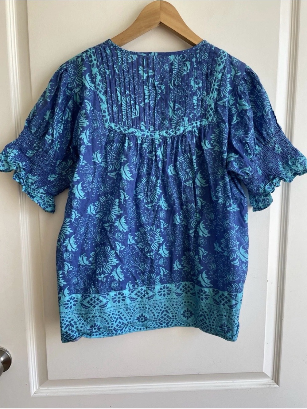 La Plage Pintuck Smocked Sleeve Blouse Blue Floral Sz M Coastal Resort - Picture 2 of 6